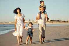 旅行自由快乐家庭海滩走成键海洋旅行肖像爱的父母享受有趣的度假孩子们有爱心的玩走日落