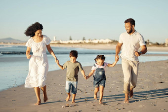 快乐家庭海滩家庭成键走笑日落快乐的放松有趣的父母分享好玩的活动孩子们享受为人父母走海洋