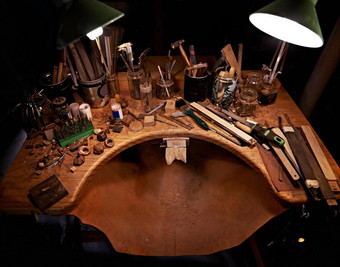 创建站高角视图木桌子上覆盖工具