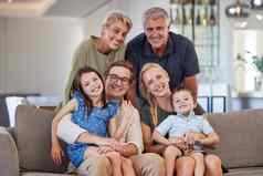 大家庭爱微笑孩子们父母祖父母分享债券支持坐着沙发首页肖像幸福多一代但女人支出时间