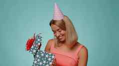 快乐的女人开放礼物盒子打开生日惊喜满意现在奖金
