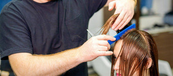 理发师削减头发浅黑肤色的女人女人发型师切割头发女客户端<strong>专业</strong>头发沙龙关闭