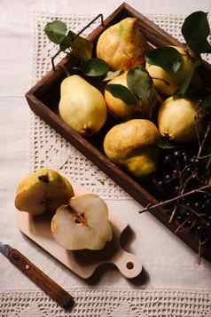 成熟的黄色的梨唐棣属灌木木盒子准备小时烹饪乡下的桌布前视图平躺