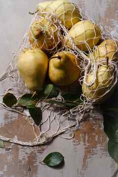 集团新鲜的成熟的黄色的梨字符串袋木表格水果收获概念前视图