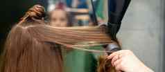 理发师干燥长棕色（的）头发吹风机轮刷美容沙龙