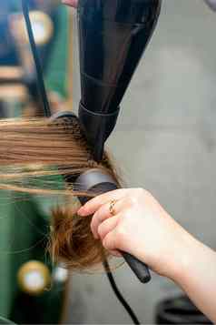 理发师干燥长棕色（的）头发吹风机轮刷美容沙龙