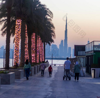 迪拜阿联酋游客享受视图迪拜天际线拍摄使迪拜溪港在户外