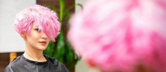 美丽的年轻的高加索人女人粉红色的短发型镜子反射相机理发师沙龙