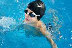 学前教育男孩学习游泳池穿游泳帽护目镜
