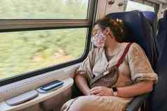 女孩眼镜医疗面具睡觉火车