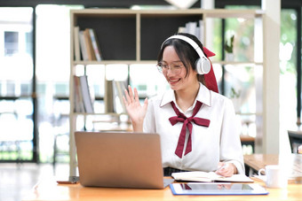 亚洲女孩学生<strong>在线</strong>学习类研究<strong>在线</strong>视频调用变焦老师快乐亚洲女孩学习英语语言<strong>在线</strong>电脑移动PC