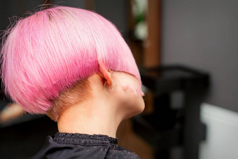样式切割染色粉红色的头发年轻的模型回来视图美容沙龙粉红色的短发型