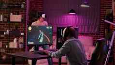 玩家玩多人空间射击游戏游戏女孩战斗虚拟现实游戏