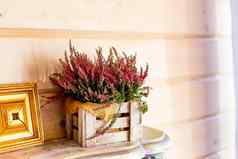 首页阳台装饰粉红色的希瑟花木盒子烛光火焰秋天舒适首页装饰生活细节舒适的室内乡村风格斯堪的那维亚风格装饰元素