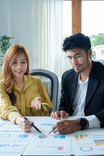 肖像女业务老板合作伙伴公司会议合作投资进口货物计划增加市场营销利润预算文档工作计算器