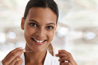 健康的牙齿牙龈牙线年轻的女人用牙线清洁牙齿牙齿镜子
