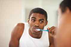 刷一天衰变年轻的男人。刷牙牙齿