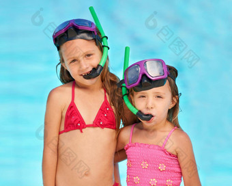他们姐妹爱游泳年轻的姐妹游泳
