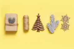 节日最小的有创意的圣诞节作文礼物装饰平躺彩色的背景