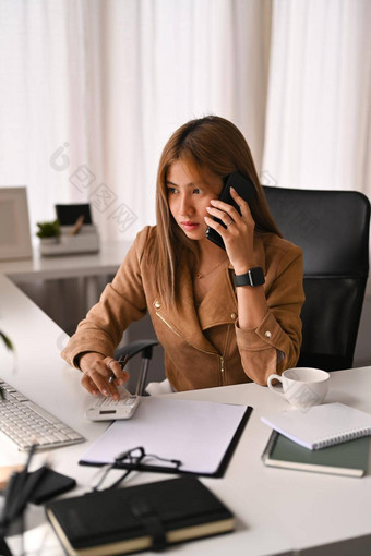 亚洲女人投资顾问电话谈话谈判客户端
