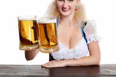 美丽的年轻的金发碧眼的女孩饮料啤酒节啤酒斯坦