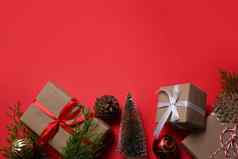 圣诞节饰品礼物盒子冷杉树分支机构红色的背景复制空间