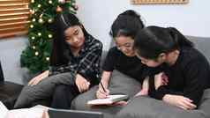 亚洲女孩学习在线虚拟类老师导师移动PC