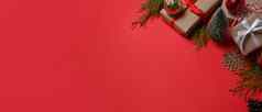 礼物盒子圣诞节饰品冷杉树分支机构红色的背景复制空间