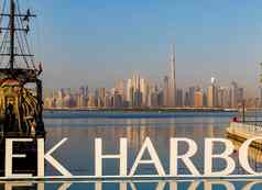 迪拜阿联酋副本黑色的珍珠海盗船浮动餐厅停靠迪拜溪港城市