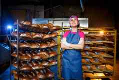 肖像贝克女孩背景货架上新鲜的面包面包店工业面包生产