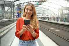 微笑有吸引力的巴西旅行者乘客购买票在线智能手机火车站复制空间