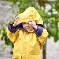 降雨要停止玩可爱的男孩玩雨