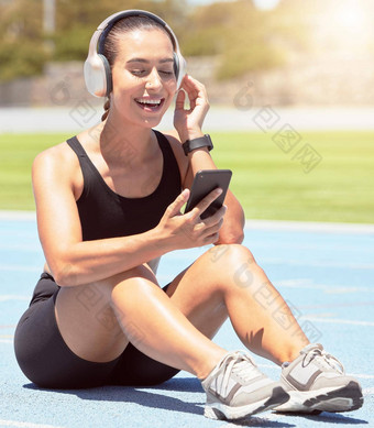 健身电话锻炼女人听动机<strong>培训</strong>健康播客户外锻炼<strong>音乐</strong>广播放松快乐微笑女孩检查消息有氧运动运行