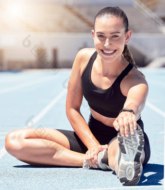 肖像女人伸展运动跑步者锻炼户外跟踪快乐微笑准备培训动机健康健康女短跑运动员准备好了速度有氧运动运行