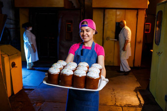 贝克女孩持有托盘热糕点面包店生产面包店产品托盘新鲜的脆皮糕点