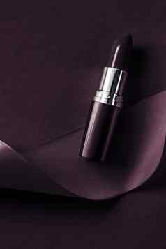 奢侈品口红丝绸丝带黑暗紫色的假期背景化妆化妆品平铺美品牌产品设计