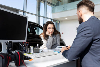 年轻的女人买家车经销商学习顾问细节事务购买车信贷车保险概念