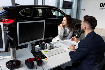 <strong>车</strong>经销商经理建议年轻的女人购<strong>买车</strong>概念购<strong>买车</strong>租赁