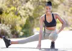 伸展运动腿健身肖像黑色的女人培训马拉松自然运行有氧运动锻炼快乐锻炼公园夏天女孩跑步者开始拉伸体育运动