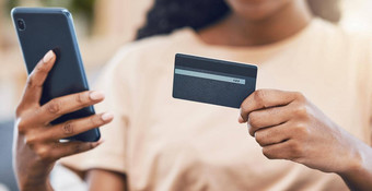 黑色的女人电话信贷卡数字在线购物买电子商务货物网络安全技术使支付账单fintech容易简单的安全零售客户