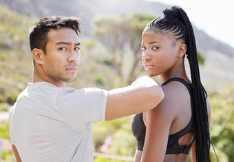 健身挑战夫妇准备好了锻炼运行锻炼山自然跨种族体育肖像健康的黑色的女人培训个人教练合作伙伴