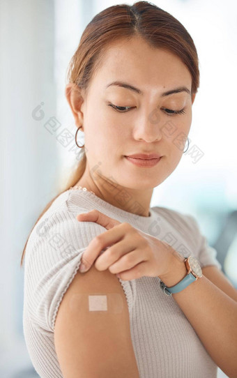 医疗保健科维德疫苗女人<strong>邦迪</strong>牌创可贴手臂医疗病人健康病毒医学支持健康女孩疫苗接种生病的流感疾病