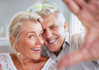 脸自拍高级夫妇爱微笑退休首页室内肖像快乐上了年纪的退休浪漫的男人。女人生活合作伙伴护理有趣的信任支持感情