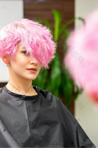 美丽的年轻的高加索人女人粉红色的短发型镜子反射相机理发师沙龙