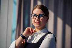 自信业务女人老板站现代办公室穿眼镜女领袖业务老板思考未来成功规划机会