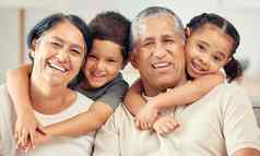 孙子拥抱爷爷奶奶爱护理放松家庭首页肖像快乐孩子们微笑高级奶奶笑上了年纪的爷爷债券有趣的玩质量时间