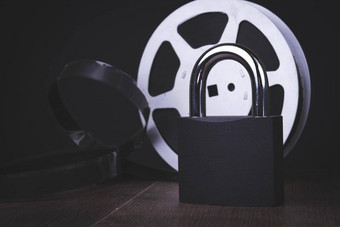 电影筛选禁止被禁止的电影电影卷挂锁黑色的背景