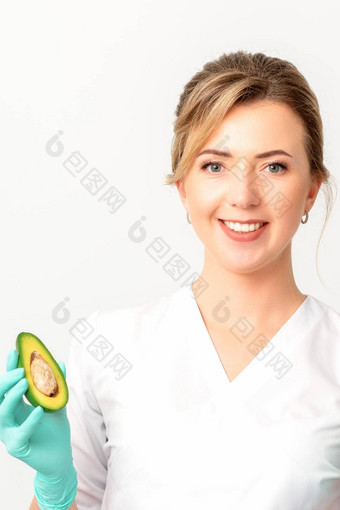 肖像微笑年轻的女营养学家医生有机鳄梨水果摆姿势相机白色背景复制空间好处适当的营养