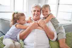 快乐家庭拥抱爱祖父孩子们青年孙子玩成键有趣的幸福肖像高级祖父母孩子们放松首页生活房间沙发
