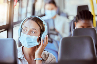 科维德公共汽车女人脸面具耳机听播客安全合规自由健康风险女孩城市旅行运输音乐电晕病毒广播新闻更新